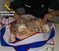Intervienen 400.000 euros en fajos de billetes ocultos en una maleta en el aeropuerto de València
