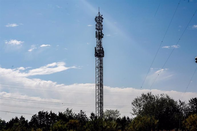 Archivo - Imagen de una antena de telefonía en la ciudad de Madrid.