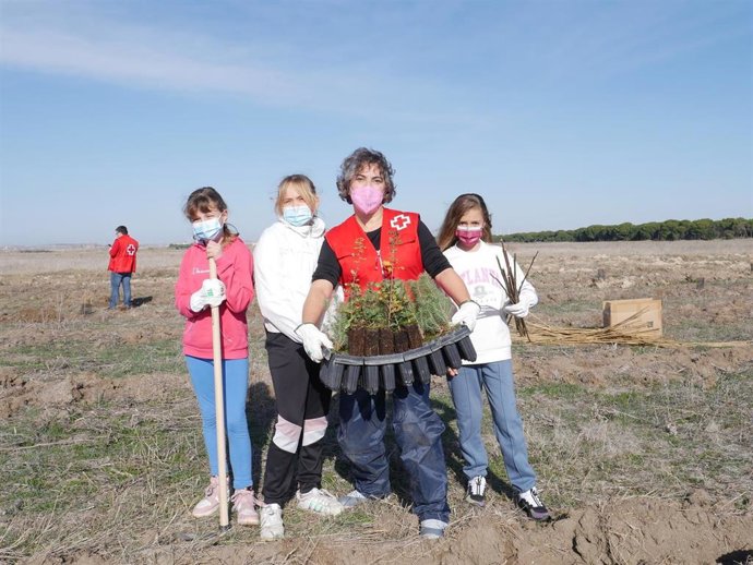 Jóvenes implicadas en una acción medioambiental de Cruz Roja.