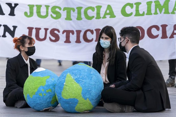Archivo - Varios personas participan en una concentración bajo el lema No habrá justicia climática sin justicia social en Callao, a 21 de octubre de 2021, en Madrid, (España). Convocada por Extinction Rebellion, Fridays for Future y Survival Internat