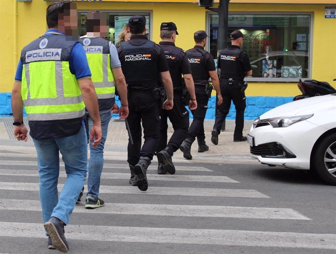 Nota De Prensa E Imágenes: "La Policía Nacional Detiene A Cuatro Personas En El Barrio De Orriols"