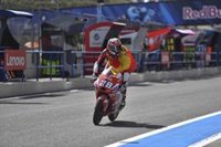 Izan Guevara reina y David Muñoz hace historia en Moto3; Vietti 'roba' la victoria a Canet en Moto2