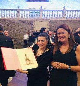 Sonia Gaya entrega un reconocimiento a la directora del Festival de Salzburgo.