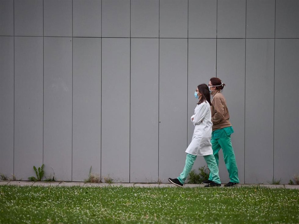 Archivo - Varios sanitarios caminan por el Hospital Universitario de Navarra.