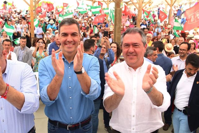 El secretario general del PSOE y presidente del Gobierno, Pedro Sánchez, y el secretario general del PSOE-A y candidato a la Junta, Juan Espadas, este domingo en Cuevas del Almanzora (Almería), en un mitin de la campaña del 19J.