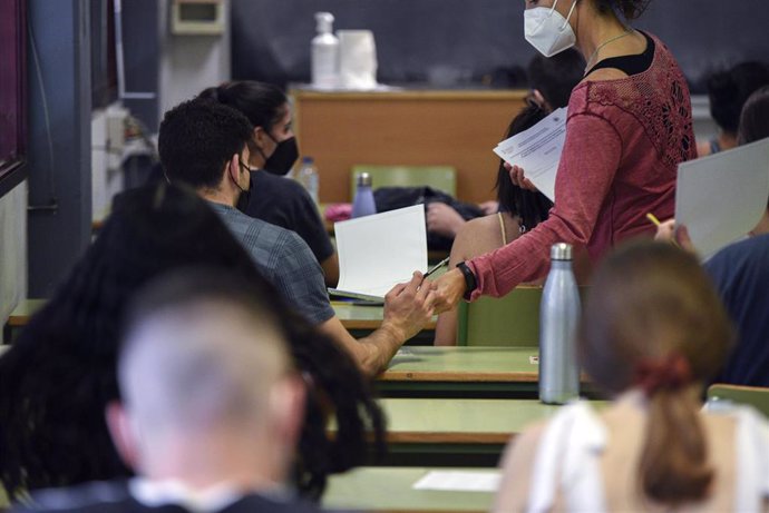 Archivo - Una examinadora reparte uno de los exámenes de la selectividad 2021 a los estudiantes, en la Universidad Politécnica de Valncia