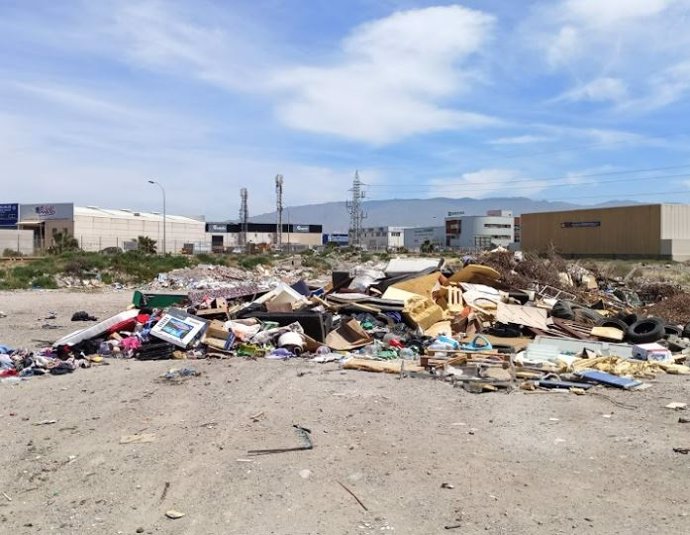 Residuos en un solar municipal del barrio almeriense de El Puche