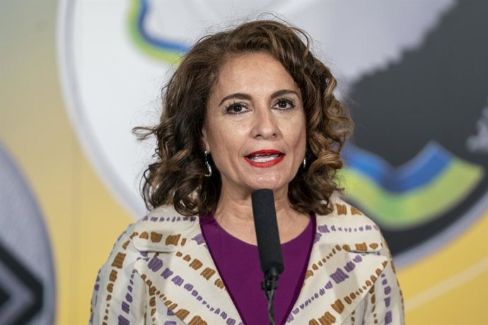 La ministra de Hacienda y Función Pública, María Jesús Montero, presta declaraciones antes del acto de presentación de una medalla solidaria con Ucrania, en el Auditorio de la Fábrica Nacional de Moneda y Timbre, a 1 de junio de 2022, en Madrid (España)