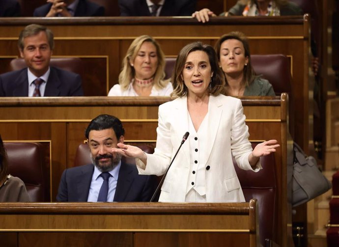 La secretaria general del Partido Popular y portavoz en el Congreso, Cuca Gamarra, interviene en una sesión de control.