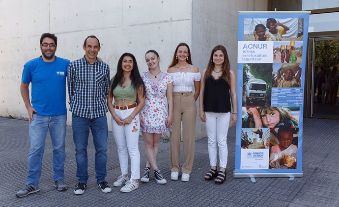 Personal de ACNUR-UNHCR, junto al grupo de alumnas del Grado en Derecho de la UPNA que presentaron su proyecto.