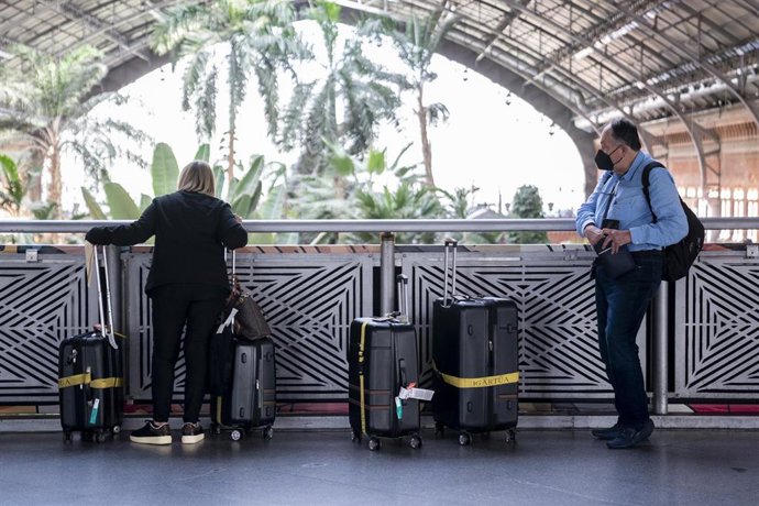 Archivo - Viajeros con maletas en la Estación Puerta de Atocha, a 29 de abril de 2022, en Madrid (España). Hoy arranca la operación salida del puente de mayo, lo que, como en la pasada Semana Santa, se prevé que provoque numerosos desplazamientos en tre