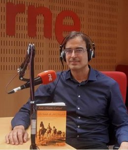 Archivo - Pablo Martín Carvajal posa junto a su obra 'El latido de Al-Magreb'