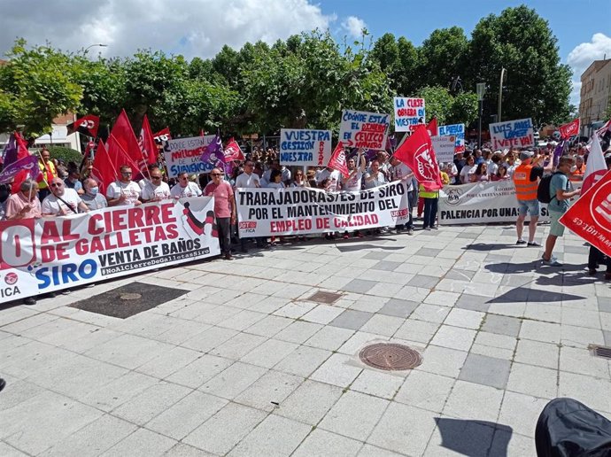 Vecinos y trabajadores de la localidad palentina de Venta de Baños se concentran este domingo por el cierre de la planta del Grupo Siro