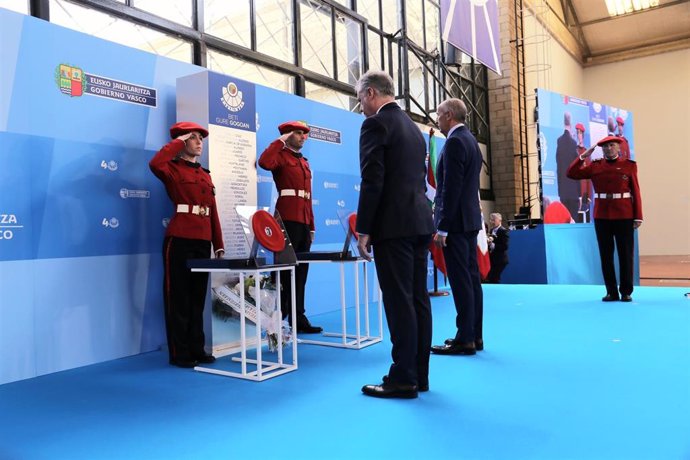 Homenaje a los ertzainas fallecidos, con el lehendakari, Iñigo Urkullu, y el consejero de Seguridad, Josu Erkoreka.