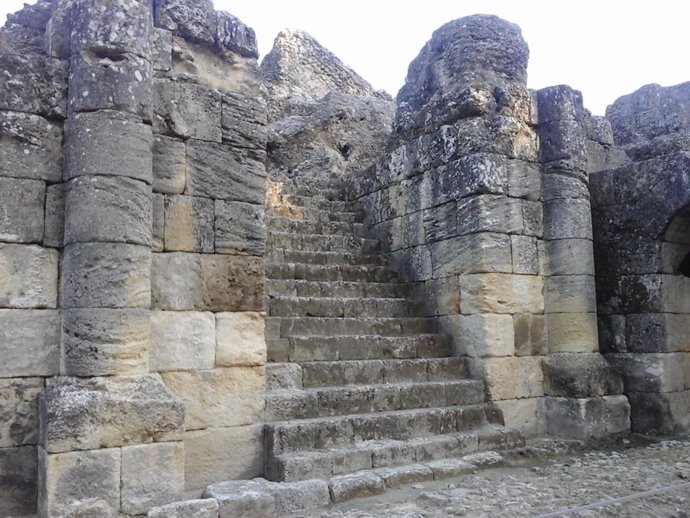 Archivo - Escalera monumental del anfiteatro romano de Itálica