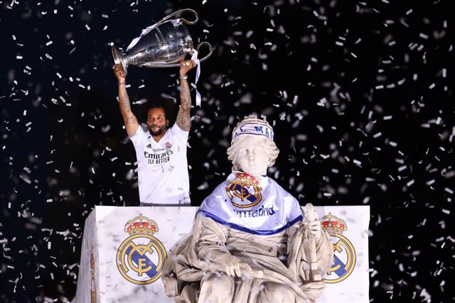 Marcelo Vieira Da Silva celebrates the 14th Champions League title with the goddess Cibelesduring the celebration of Real Madrid as winners of the 14th UEFA Champions League against Liverpool FC at Cibeles font on may 29, 2022, in Madrid, Spain.