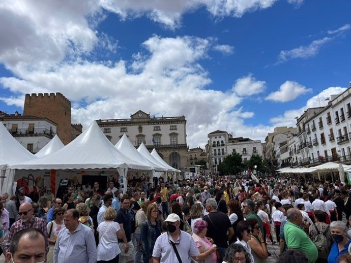 Centanares de personas en la Plaza Mayor de Cáceres en el encuentro 'JATO'.