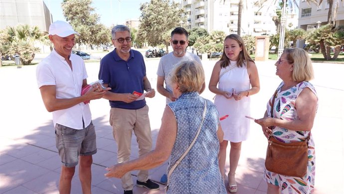 El candidato del PSOE por Málaga Josele Aguilar con otros representantes socialistas en un acto en Huelin