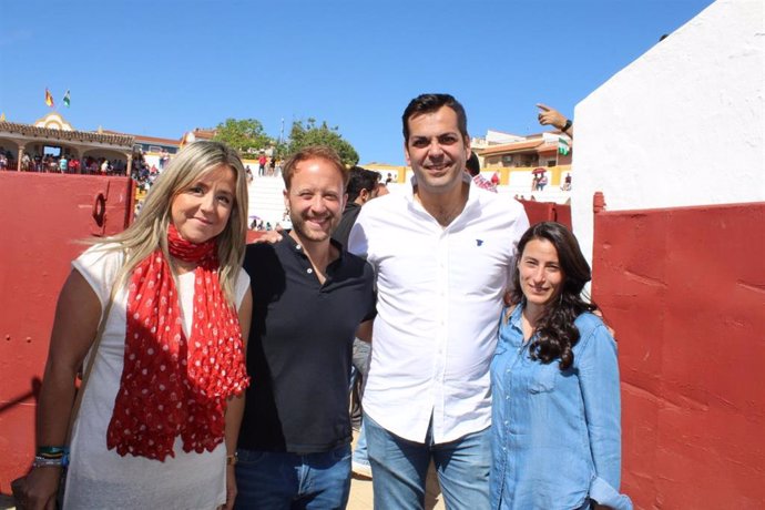 El presidente provincial y la secretaria general del Partido Popular de Jaén y candidatos al Parlamento andaluz, Erik Domínguez y Elena González, visitan a los compañeros de Santisteban del Puerto para acompañarlos en sus fiestas de Pascuamayo.