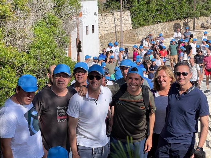 El presidente del Partido Popular de la Comunitat Valenciana, Carlos Mazón, en una jornada de limpieza del litoral en Benissa (Alicante)