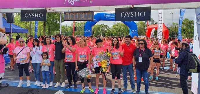 La 'Marea Rosa' de la Carrera de la Mujer Central Lechera Asturiana inunda las calles de Vitoria-Gasteiz