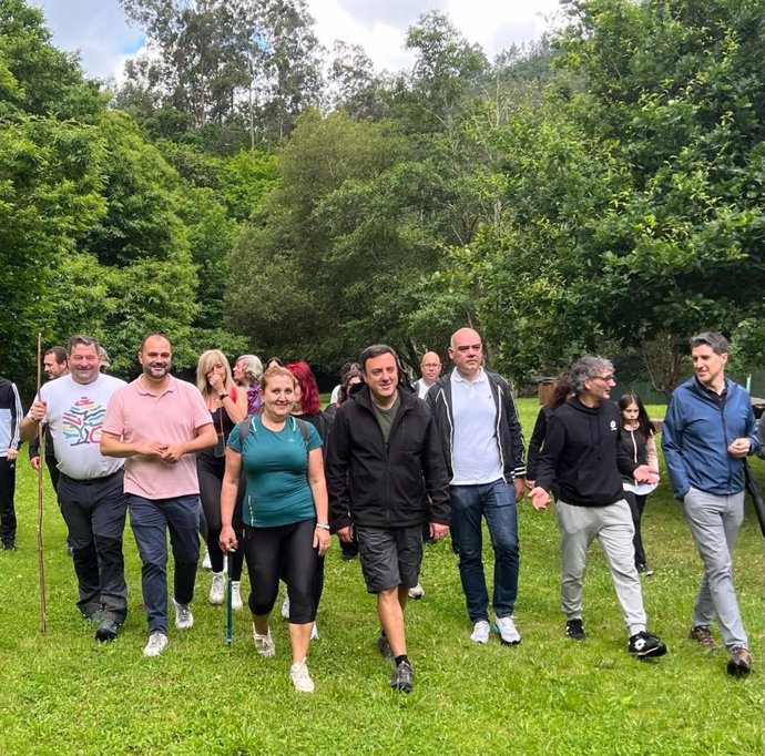 El secretario xeral del PSdeG, Valentín González Formoso, participa en una caminata en las Fragas do Eume con motivo del Día Mundial del Medio Ambiente