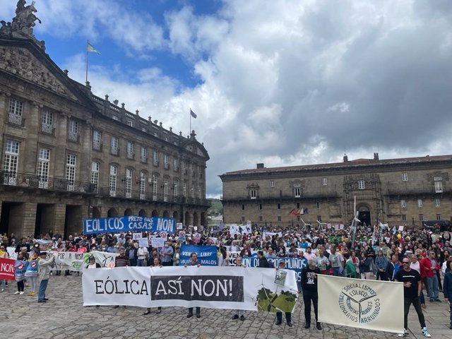 Manifestación convocada por la plataforma 'Eólica si, pero non así', en la Praza do Obradoiro, Santiago de Compostela.
