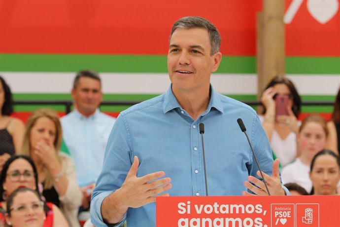 El secretario general del PSOE y presidente del Gobierno, Pedro Sánchez, durante su intervención en un acto público en  Cuevas de Almanzora. A 5 de junio de 2022 en Cuevas de Almanzora, Almería (Andalucía, España)