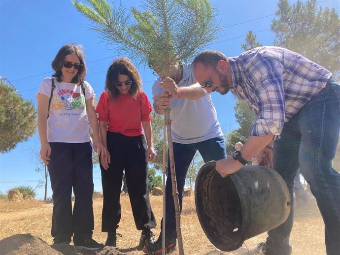 El vicepresidente del Congreso de los Diputados, el socialista Alfonso Rodríguez Gómez de Celis, en un acto público de plantación de árboles en Utrera.