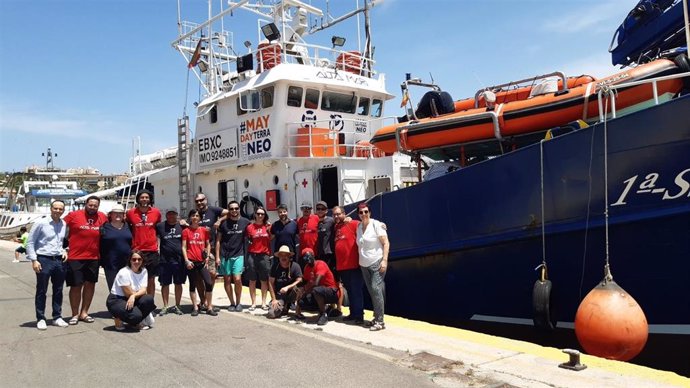 El conseller insular de Presidencia, Javier de Juan, visita la embarcación de rescate 'Aita Mari' en el Puerto de Palma