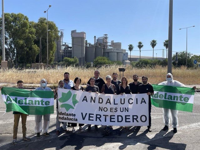 Adelante critica la gestión de los residuos tóxicos en su visita a la incineradora de Alcalá.