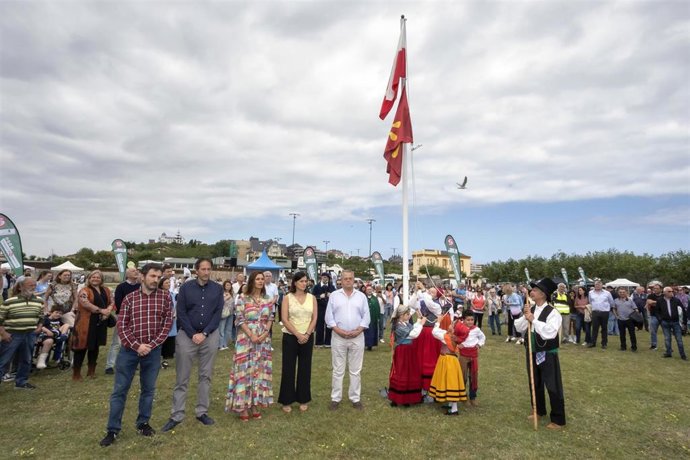 Autoridades regionales y municipales en el izado de la bandera de Cantabria en el Día Infantil