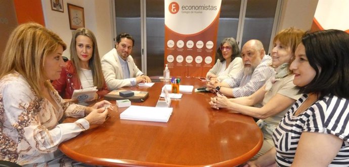 Reunión del PP onubense con la junta directiva del Colegio de Economistas.