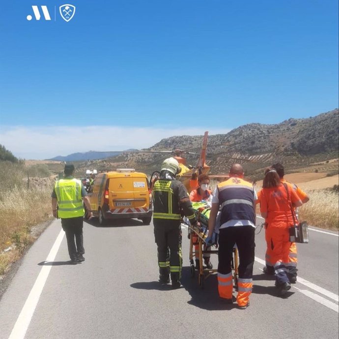 Efectivos del Consorcio de Bomberos de Málaga intervienen por el accidente de un vehículo en Cañete la Real