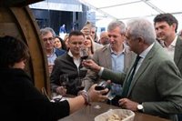 Alfonso Rueda destaca el sector vitivinícola como "uno de los motores clave de la economía del rural gallego"