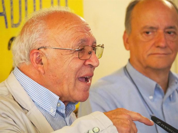 Encuentro con el teólogo españo Juan José Tamayo durante este domingo en la Feria del Libro de Valladolid
