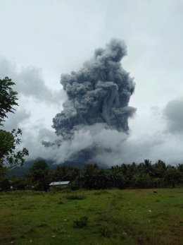 Erupción del volcán Bulusán en Luzón, Filipinas
