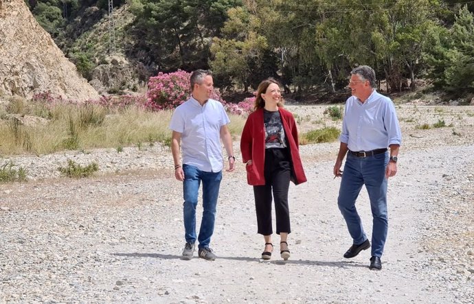 La candidata por el PP de Málaga al Parlamento andaluz Patricia Navarro visita el río Chíllar en Nerja