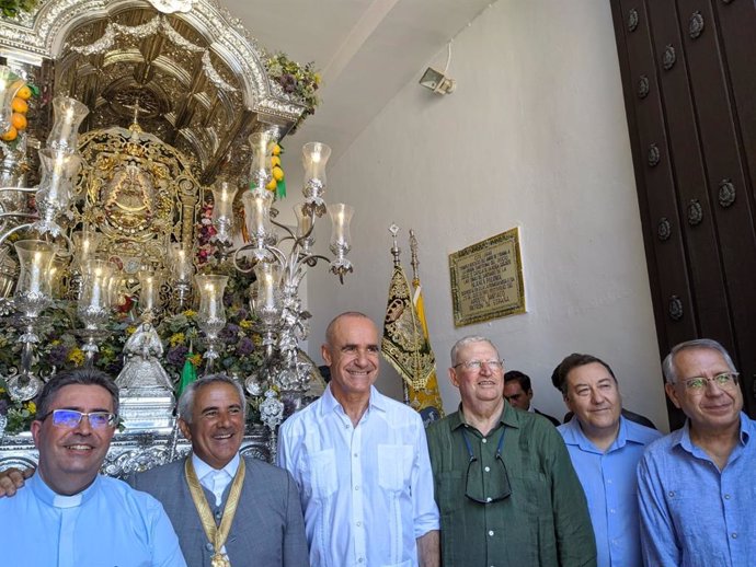 El alcalde y el presidente del Consejo de Hermandes visitan en la Aldea a la hermandad rociera de Triana.