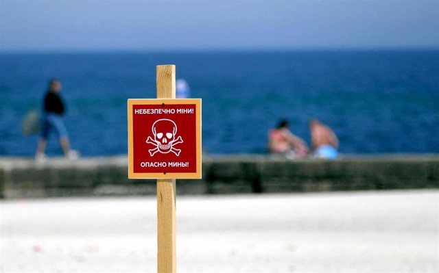 Aviso por peligro de minas en una playa de Odesa, en Ucrania