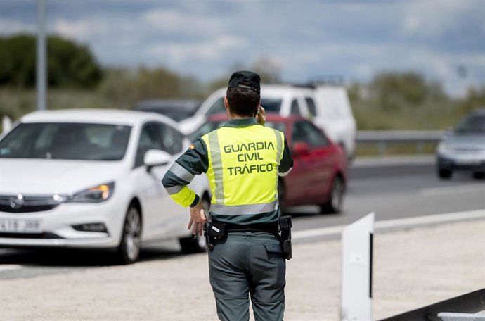 Archivo - Un agente de la Guardia Civil en una imagen de archivo