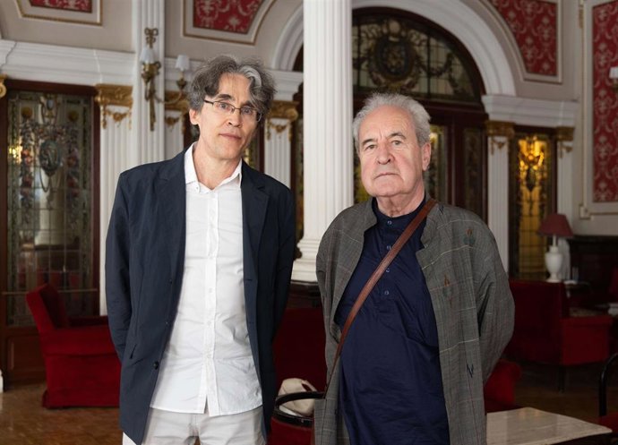 Rubén Abella (izquierda) junto a John Banville (derecha).