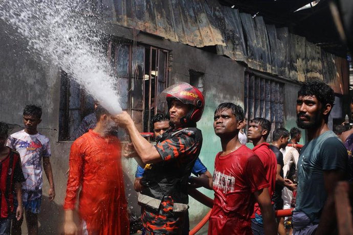 Archivo - 15 de abril de 2022, Bangladesh, Dhaka: Un bombero trabaja en la extinción de un incendio en una fábrica de plástico en la zona de Shahidnagar Bou Bazar. Foto: Md. Rakibul Hasan/ZUMA Press Wire/dpa