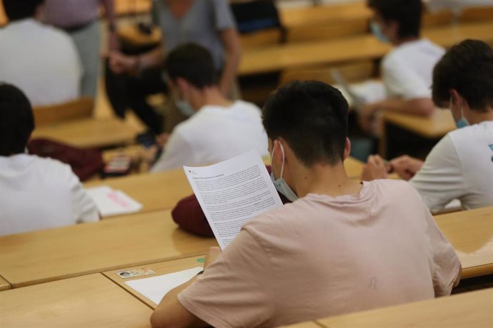 Archivo - Estudiantes en la Facultad de Ciencias Económicas y Empresariales realizan un examen el día del comienzo de los exámenes de selectividad 2021, a 7 de junio de 2021, en el Campus de Somosaguas de la Universidad Complutense de Madrid, Pozuelo de