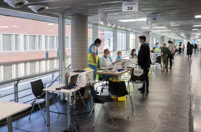 Archivo - Varias personas son vacunadas contra el Covid-19, en el WiZink Center, a 20 de enero de 2022, en Madrid, (España). Hoy arranca, en la red de hospitales públicos de la Comunidad de Madrid  la inoculación de la tercera dosis de la vacuna contra 