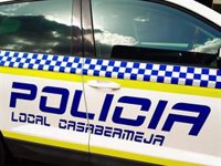 Un policía local de Casabermeja fuera de servicio salva la vida a un niño de diez años en una piscina en Málaga capital