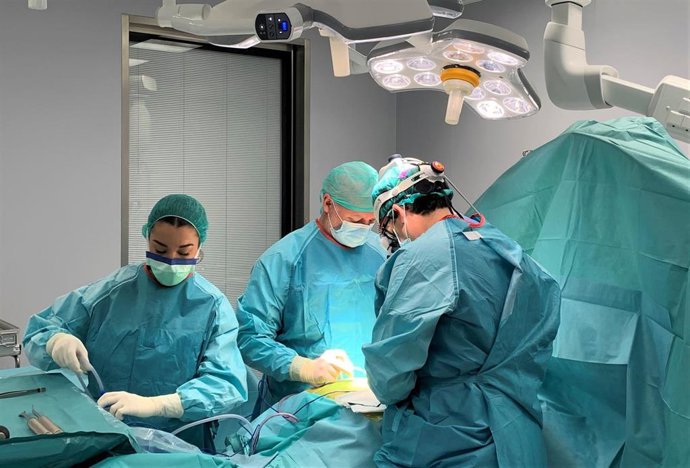 Un momento de la intervención realizada en el Quirónsalud Córdoba de mielopatía cervical, vía laminoplastia.