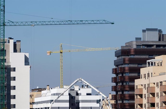 Archivo - Grúas en una zona de construcción de edificios de viviendas