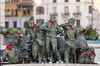 Los principales monumentos de Pamplona amanecen con un pañuelico rojo anudado al cuello el último día de la escalera