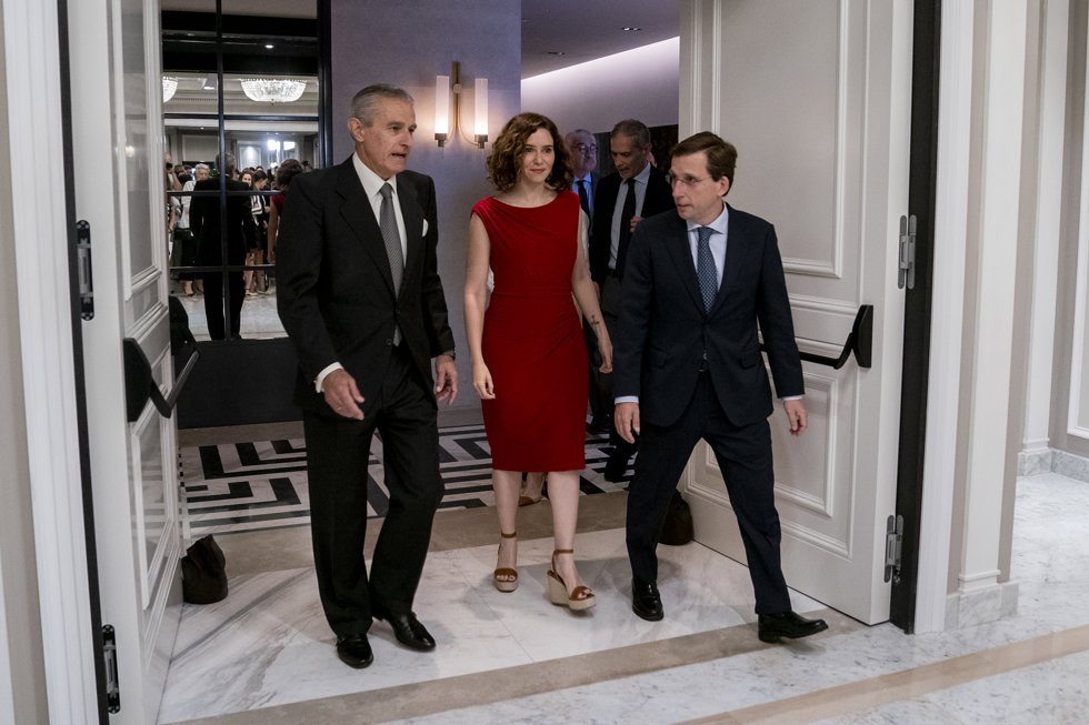 El presidente de Europa Press, Asís Martín de Cabiedes; la presidenta de la Comunidad de Madrid, Isabel Díaz Ayuso; y el alcalde de Madrid, José Luis Martínez-Almeida, a su llegada a un Desayuno Informativo de Europa Press,